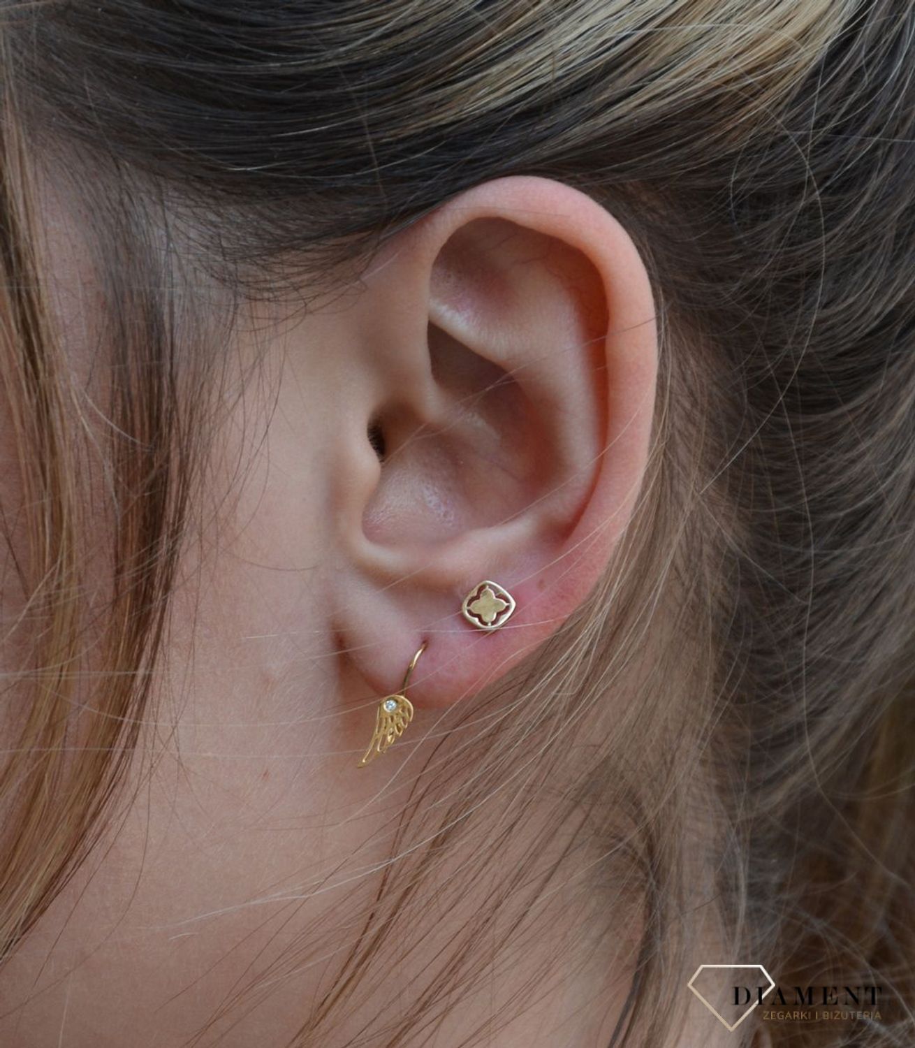 Złote kolczyki wykonane ze złota próby 333. Piękne i minimalistyczne kolczyki, które pasują do każdej kobiety. Złote kolczyki idealne na prezent (1).jpg